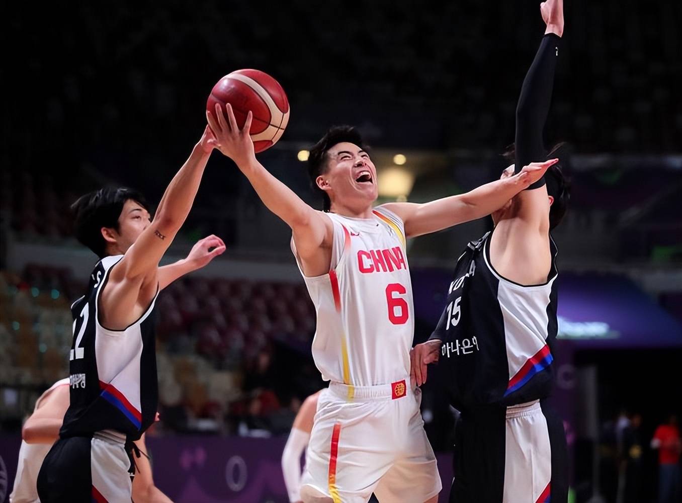 包含深圳男篮发布备战花絮；国际比赛日伤情更新；全明星赛任务艰巨；团队化学反应显著的词条